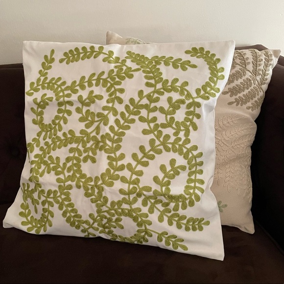 Decorative embroidered pillow case - Picture 1 of 7